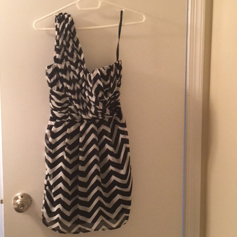 H&M size 2 one shoulder black/white chevron dress